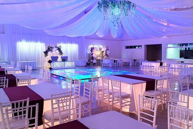 Salón de eventos decorado para fiesta