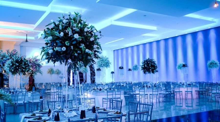 Salón de eventos con mesa de banquetes