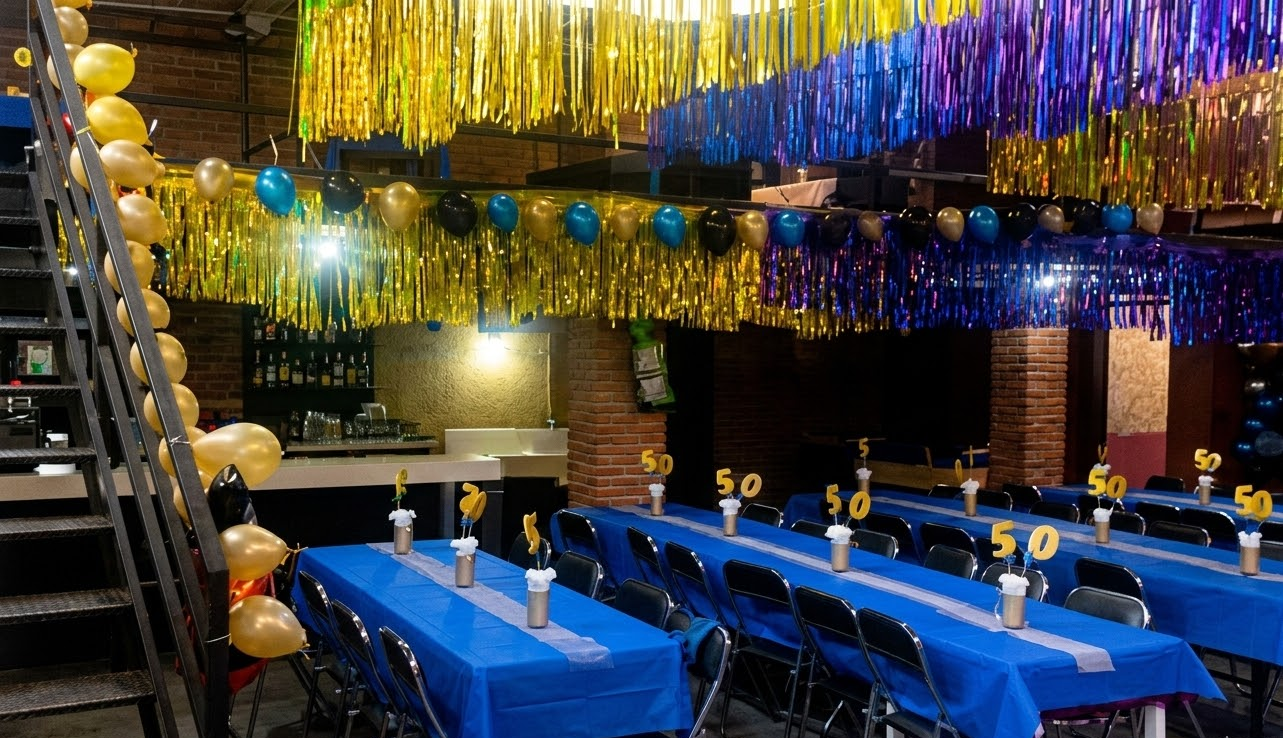Salón de eventos con mesa de banquetes